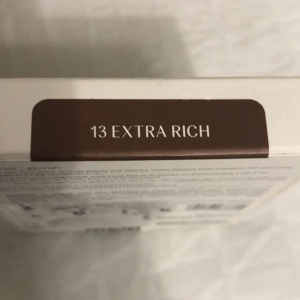 Huda Beauty Glowish Luminous Pressed Powder - White Packaging